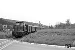 V 52 902 mit P 3084 nach Mudau bei Lohrbach. Die zwei Loks der Baureihe V 52 waren bis auf die Spurweite von 1000 mm mit den drei Lokomotiven der Baureihe V 51 baugleich und gingen 1964 direkt an die Schmalspurbahn Mosbach – Mudau, wo sie bis zur Einstellung der Bahn im Jahr 1973 tätig waren. (15.05.1965) <i>Foto: Helmut Röth</i>
