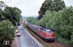 Blick von der Goslarer Strecke auf 220 058, die mit E 3235 aus Hamburg an der Straße "An den Weiden" in Bad Harzburg einfährt. (28.05.1981) <i>Foto: Prof. Dr. Willi Hager</i>