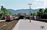 Volles Haus in Bad Harzburg: Gleich vier Züge befinden sich parallel um 15.05 Uhr im Bahnhof. Links die Braunschweiger 218 268 und 218 242 mit einem Eilzug, rechts 613 603/601 als E 3081 und die Zuglok des E 3235, 220 058. (28.05.1981) <i>Foto: Prof. Dr. Willi Hager</i>