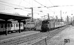 Damals waren solche Zugkreuzungen zwischen 145 167 (links) und 145 169 auf dem Weg nach Freiburg Hbf in Littenweiler noch möglich. 1988 wurde der Bahnhof in einen Haltepunkt mit einem Gleis zurückgebaut. (03.1977) <i>Foto: Burkhard Wollny</i>