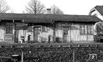 Der Haltepunkt Kappelertal wurde bis Sommer 1979 betrieben. Das hölzerne Bahnhofsgebäude wurde 1984 abgerissen, der Bahnsteig 1986 entfernt. Das markante ehemalige Bahnwärterhaus (rechts) blieb erhalten. (03.1977) <i>Foto: Burkhard Wollny</i>