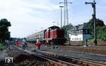 212 274 passiert mit N 5227 nach Solingen eine Gleisbaustelle in Remscheid-Lennep. (01.08.1986) <i>Foto: Joachim Bügel</i>