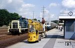 In Remscheid-Lennep wartet 260 596 mit dem Umrißmesswagen 60 80 99-29 911-7 die Einfahrt des N 5233 nach Solingen ab. Offenkundig war auch Expressgut in dem Zug angekündigt, dass von den Mitarbeitern der Expressgutabfertigung am Zug übernommen wird. (01.08.1986) <i>Foto: Joachim Bügel</i>