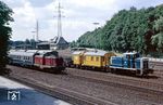 260 448 stellt in Remscheid-Lennep einen Güterzug mit Bauzugwagen und dem Umrißwagen 746 (60 80 99-29 911-7) zusammen. Davor fährt 212 327 mit N 5353 aus Wuppertal ein. (01.08.1986) <i>Foto: Joachim Bügel</i>