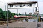 601 004/011 fährt als Sonderzug Dsts 80427 nach Essen in Bochum Hbf ein. (31.08.1986) <i>Foto: Joachim Bügel</i>