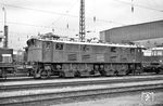 Die Freilassinger E 16 16 zu Gast im Bw München Hbf. Auffällig ist, dass sie, wie auch die anderen E-Loks, in einem top gepflegten Zustand waren. (28.05.1965) <i>Foto: Helmut Röth</i>