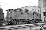 E 91 15 gehörte zu seiner Serie von insgesamt 34 Loks, die zwischen 1925 und 1927 an das bayerische und schlesische Netz ausgeliefert wurden. Die bayerische Variante lief unter den Betriebsnummern E 91 01 - 20, die preußische bekam die Nummern E 91 81 - 94. E 91 15 blieb in München bis zu ihrer Ausmusterung am 01.08.1972. (28.05.1965) <i>Foto: Helmut Röth</i>