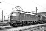 E 18 05 kam ebenfalls fabrikneu am 25.01.1936 zum Bw München Hbf, gehörte zum Zeitpunkt der Aufnahme aber nach Regensburg.  (28.05.1965) <i>Foto: Helmut Röth</i>
