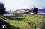01 1511 strebt mit dem D 370 "Pannonia-Express" bei Golßen ihrem Ziel in Berlin entgegen. (04.1976) <i>Foto: Karsten Risch</i>