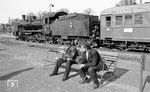 Kurze Pause für das Lokpersonal der Ok1-126 (38 3124) im Bahnhof Damaslawek (Elsenau). (26.04.1976) <i>Foto: Burkhard Wollny</i>