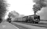 In Bialosliwie (Weißenhöhe) überholt ein Güterzug mit der ehemaligen 52 5636 (Ty2-550) den Sonderzug mit Pm2-32 (ex 03 261). (27.04.1976) <i>Foto: Burkhard Wollny</i>
