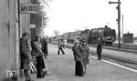 Der Bahnsteig in Bialosliwie (Weißenhöhe) füllt sich allmählich für den zu erwartenden Planzug.  (27.04.1976) <i>Foto: Burkhard Wollny</i>