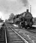 93 781 (Bw Frankfurt/M-1) fährt mit einem Personenzug aus Neu-Isenburg an der Main-Neckar-Eisenbahn. (1953) <i>Foto: Reinhold Palm</i>