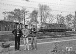 Ein Selbstbildnis muss auch mal sein, ansonsten teilen die Eisenbahnfotografen das Schicksal vieler Hobbyfotografen, die selbst zwar unzählige Fotos machen, selbst aber kaum abgebildet werden. So erfreuen sich vor der am Bw Bamberg abgestellten 118 054 die Berliner "Trainspotter" (v.l.n.r.) Thomas Rieger, Heinz-Jürgen Goldhorn und Karsten Risch auf der Jagd nach Altbau-E-Loks. (1984) <i>Foto: Karsten Risch</i>