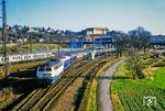 In Tübingen hat der Sonderzug mit E 18 047 aus Stuttgart die elektrifizierte Strecke verlassen und wird von der Kemptener 218 450 weiterbefördert.  (06.04.1985) <i>Foto: Karsten Risch</i>