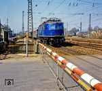 E 18 047 verlässt mit einem Sonderzug von Nürnberg nach Ludwigsstadt den Bahnhof Lichtenfels. (22.04.1984) <i>Foto: Karsten Risch</i>