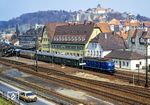 E 18 047 fährt mit dem Sonderzug nach Nürnberg durch den Bahnhof Kronach unterhalb der Festung Rosenberg aus dem 13. Jahrhundert. (22.04.1984) <i>Foto: Karsten Risch</i>