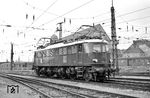 E 18 34 rückt in das Bw München Hbf ein. Die Lok wurde am 27.02.1938 beim Bw Leipzig Hbf West in Dienst gestellt. 1946 wurde sie als Reparationsleistung in die UdSSR verfrachtet und kam am 23.07.1952 zur DR zurück. Im Rahmen eines Fahrzeugtauschs wurde sie am 22.09.1953 an die DB übergeben und anschließend im Aw München-Freimann bis 17.12.1953 einer Hauptunteruschung unterzogen. Ab 18.12.1953 war sie in Stuttgart stationiert, zum Zeitpunkt der Aufnahme gehörte sie zum Bw Nürnberg Hbf. Am 30.11.1983 wurde sie beim Bw Würzburg ausgemustert. (28.05.1965) <i>Foto: Helmut Röth</i>