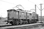 E 91 20 gehörte zur Nachlieferung der "bayerischen" Variante aus dem Jahr 1927. Sie war die letzte von vier Lokomotiven, die zwar noch mit bayerischen Betriebsnummern bestellt worden waren, aber schon mit den neuen Nummern E 91 17–20 geliefert wurden. Nach vierzig Dienstjahren verließ sie noch 1968 ihre süddeutsche Heimat und kam mitten ins Ruhrgebiet zum Oberhausen-Osterfeld Süd, wo sie bis 1971 im Einsatz stand. (28.05.1965) <i>Foto: Helmut Röth</i>