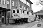 Eine ungewöhnliche Idee war der Umbau des ehemaligen WUMAG-Triebwagens VT 66 905 (Baujahr 1927, Ausmusterung 1959) in ein provisorisches Reisebüro. Nach Augsburg kam er noch als provisorische Fahrkartenausgabe in Garmisch-Partenkirchen zum Einsatz. (30.05.1965) <i>Foto: Helmut Röth</i>
