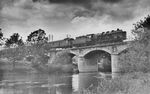 03 158 vom Bw Leipzig Hbf West mit D 3 auf der Saalebrücke bei Saaleck. (12.06.1935) <i>Foto: DLA Darmstadt (Bellingrodt)</i>