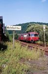 998 907 und 798 637 als N 5687 nach Bad Schwalbach in Michelbach, das im Bahnhofsnamen noch auf die ehemalige Zugehörigkeit zum Herzogtum Nassau hinweist. (05.09.1986) <i>Foto: Wolfgang Bügel</i>