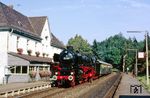 Auch 1986 lief noch das Nürnberger Standard-Dampfprogramm aus dem Jubiläumsjahr. 01 1100 rollt mit Sonderzug D 19282 aus Amberg durch den 1859 durch die Bayerische Ostbahn eröffneten Bahnhof (jetzt Haltepunkt) Etzelwang. (06.09.1986) <i>Foto: Wolfgang Bügel</i>