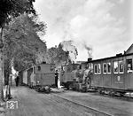 Zugkreuzung in Sögel: An diesem Tag war der planmäßige Triebwagen ausgefallen, so dass Lok 7 (rechts) mit Personenwagen dessen Leistung von Werlte nach Lathen übernahm. Die Lok SÖGEL (links) brachte hingegen den Gmp 4 nach Werlte. (16.05.1951) <i>Foto: Gerd Wolff</i>