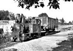 In Lingen bediente die Kleinbahn ein Anschlussgleis zum Hafen. Die 1903 von der Firma Hanomag in Hannover-Linden gebaute Lokomotive 3 QUAKENBRÜCK bringt einen Regelspur-O-Wagen auf einem Rollwagen zum Anschluss der Papier & Holz AG. (06.1952) <i>Foto: Gerd Wolff</i>