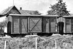 Alle drei 750-mm-Kleinbahnen im Nordwesten Niedersachsens bezogen nach dem Zweiten Weltkrieg ehemalige Heeresfeldbahngüterwagen. Der hier in Menslage fotografierte Wagen Nr. 107 gehört zur Serie 101 bis 119 der Kleinbahn. (06.1952) <i>Foto: Gerd Wolff</i>