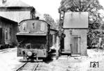 In Berge im Streckenkilometer 37,1 nahmen die Dampflokomotiven regelmäßig Wasser. Das viele Rangieren auf den Unterwegsbahnhöfen zehrte an den Vorräten der kleinen Tenderlokomotiven. (18.05.1951) <i>Foto: Gerd Wolff</i>