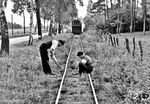 Am 10. September 1952 hatten die in Quakenbrück begonnenen Abbrucharbeiten der Kleinbahn das knapp zehn Kilometer entfernte Andorf erreicht. Mit wenigen Werkzeugen und Handschlägen waren die Schienenstöße des Gleises schnell gelöst. (10.09.1952) <i>Foto: Gerd Wolff</i>