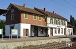Das Empfangsgebäude des Bahnhofs Haltingen soll nach Ostern 2020 wegen dem Ausbau der Neubaustrecke Karlsruhe-Basel ersatzlos abgerissen werden. Damit wird wieder ein Relikt der Badischen Eisenbahngeschichte verschwinden. (17.09.2003) <i>Foto: Reinhold Utke</i>
