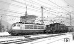 103 151 überholt mit IC 111 "Rheinblitz" (Dortmund – München) im Bahnhof Geislingen/Steige die dort wartende Schiebelok 194 039. (18.02.1978) <i>Foto: Burkhard Wollny</i>