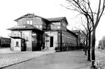 Der Kieler Bahnhof in Flensburg enstand beim Bau der Bahnstrecke von Flensburg nach Kiel, die am 1. Juli 1881 auf dem Teilstück nach Eckernförde eröffnet wurde. Nach dem Bau des neuen Flensburger Bahnhofs im Jahr 1927 wurde der Kieler Bahnhof abgerissen und die Bahnanlage in einen Park umgewandelt. (1926) <i>Foto: RVM</i>