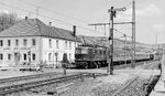 118 050 fährt mit N 5893 aus Würzburg in Grünsfeld ein. Nicht nur die Lok auch der signifikante Gasthof sind Geschichte. (04.1978) <i>Foto: Karsten Risch</i>