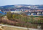 Blick auf die Donaubrücken bei Regensburg-Prüfening. Hinten die Strecke nach Nürnberg/Hof, die "Mariaorter Eisenbahnbrücke", mit einer 141, vorne die "Donautalbahn" nach Ingolstadt mit der "Sinzinger Eisenbahnbrücke". (1984) <i>Foto: Karsten Risch</i>