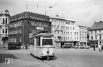 Die Straßenbahn Stralsund existierte von 1900 bis 1966 in Stralsund. Das Netz verband den Bahnhof mit der Altstadt, der Kniepervorstadt, der Tribseer Vorstadt und dem Hafen. Zuletzt betrug die Streckenlänge nur noch 3,5 Kilometer. Ein Jahr vor der Einstellung war auch Helmut Röth vor Ort, der im Juni 1965 nicht einen einzigen Dampfzug in Stralsund fotografierte, stattdessen den Tw 13 am Alten Markt. (16.06.1965) <i>Foto: Helmut Röth</i>