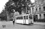 Tw 12 ein Jahr vor der Einstellung des Straßenbahnbetriebs in Stralsund. Exemplarisch wie so oft im Westen ist auch der Niedergang der Straßenbahn in Stralsund: Trotz des Neuzuganges von sechs Triebwagen wurde der Schienenbetrieb nicht weiter ausgebaut – der stärker werdende Straßenverkehr in den engen Altstadtstraßen stand einem Ausbau der Straßenbahn entgegen. Die Linien der Straßenbahn wurden zugunsten von Omnibuslinien zurückgenommen. Dafür wurden weitere Busse in den Jahren 1959 bis 1966 erworben. Am 1. August 1960 wurde die Straßenbahn zwischen dem Hauptbahnhof und der Heilgeiststraße stillgelegt. Am 7. April 1966 fuhr die letzte Straßenbahn in Stralsund. Der Straßenbahnverkehr wurde komplett zugunsten des Omnibusbetriebes aufgegeben.  (16.06.1965) <i>Foto: Helmut Röth</i>