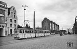Neben Schwerin ist die Straßenbahn Rostock die einzige noch bestehende in Mecklenburg-Vorpommern. Anfang der 1960er Jahre besaß Rostock fünf Linien mit einer Gesamtlänge von rund 30 km. Hier ist der LOWA-Tw 47 mit den Bw 157 und 147 auf der Linie 12 (Hauptbahnhof – Steintor – Doberaner Platz – Reutershagen – Marienehe) unterwegs. (17.06.1965) <i>Foto: Helmut Röth</i>