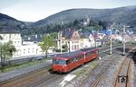 Eine Schienenbusgarnitur (VT 95/VB 142) fährt aus Neckarsteinach. (22.04.1960) <i>Foto: Robin Fell</i>