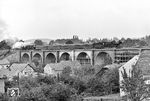 In den Jahren 1844 bis 1846 wurde durch die Sächsisch-Schlesische Eisenbahngesellschaft die Bahnstrecke Dresden–Görlitz auch durch Demitz gebaut. Der Bau der ersten großen Steinbrücke mit 11 Bögen in der Oberlausitz hatte beträchtliche sozialökonomische Umschichtungen zur Folge. 700 Arbeiter, auch aus dem Ausland, strömten in das kleine Dorf. Die Quader für das Viadukt waren schon im Elbsandsteingebirge bestellt, als man beim Graben für die Pfeiler beim jetzigen Bahnhof auf Granit stieß. Um Transportkosten zu sparen, baute man die Brücke dann überwiegend aus Granit. Zusätzlich mussten aber die bereits fertigen Quader aus dem Elbsansteingebirge abgenommen werden, sodass zwei Bögen des Viaduktes aus Sandstein entstanden. Für die Gründung der Brücke im Sumpfgebiet des Schwarzwassers mussten 6000 Eichenpfähle bis zu 7 m tief in die Erde gerammt werden. Am 25. Juni 1846 wurde die Strecke eingeweiht. 03 2096 überquert mit P 3809 nach Görlitz (und einer 52.80 am Zugschluss) hier das Viadukt, das fast wie der Kölner Dom zu DDR-Zeiten eine Dauerbaustelle war. (12.08.1978) <i>Foto: Joachim Schmidt</i>