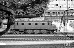SBB Ae 3/6 10662 in Schaffhausen. Die Baureihe wurde in den Jahren 1920 bis 1929 für die damals neu elektrifizierten Bahnstrecken der Schweizerische Bundesbahnen (SBB) in mehreren Baulosen bestellt und in brauner Farbgebung in Betrieb genommen. Ein verhältnismäßig großer Teil der insgesamt 114 abgelieferten Maschinen wurde bis Mitte der 1990er Jahre zuletzt in grüner Farbgebung eingesetzt. Unverkennbar gilt sie mit dem Buchli-Antrieb auch als Vorbild der E 16 der damaligen Deutschen Reichsbahn. (28.06.1965) <i>Foto: Helmut Röth</i>