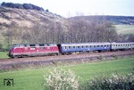 220 084 im vorfrühlinghaften Taubertal vor DC 996 "Neckarland" (Stuttgart - Würzburg) bei Gerlachsheim. (27.04.1975) <i>Foto: Peter Schiffer</i>