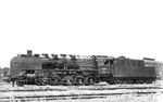 Wie eine fabrikneue Lok wirkt die frisch von der Wiener Lokomotivfabrik in Floridsdorf abgelieferte 50 474 auf diesem Bild nicht gerade. Die fehlenden Bw-Schilder werden noch mit "Bw Wien West" ergänzt werden. 1942 wurde sie an die RBD Breslau zum Bw Sagan abgegeben. Mit der Anlieferung der Baureihe 52 wurde die Lok Ende Mai 1943 zur RBD Hannover versetzt. 1943 begann allerdings auch eine Vermietung von zunächst 12, später der Verkauf von 30 Lokomotiven der Baureihe 50 an die CFR bzw. BDZ. Dazu gehörte auch 50 474, die am 22. September 1943 nach Bulgarien ging und zeitgleich aus dem Bestand der DRG gestrichen wurde, bei der BDZ lief sie als 14.27 noch bis 1980. (04.1940) <i>Foto: RVM (Werkfoto)</i>