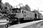 Die Ae 4/7 war eine Universallokomotive der SBB mit dem sogenannten Buchli-Antrieb. Nicht zuletzt Dank des von Jakob Buchli entworfenen Antriebs war sie eine der langlebigsten Lokomotiven. Sie zog während sieben Jahrzehnten, von den 1920er bis in die 1990er Jahre, Personen- und Güterzüge in der Schweiz. Hier steht SBB Ae 4/7 10903 im Bahnhof Kreuzlingen. (30.06.1965) <i>Foto: Helmut Röth</i>