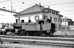 Die Tenderlok SBB Eb 3/5 5820 rangiert im Bahnhof Kreuzlingen. Sie entstand während des 1. Weltkriegs bei der Schweizerischen Lokomotiv- und Maschinenfabrik (SLM) in Winterthur und trug den Spitznamen "Habersack" (Hafersack), welcher damit zusammenhängt, dass sie ihren „Hafer“ (Futter = Kohle) mitsichführte, eben ein richtiges Arbeitstier war. (30.06.1965) <i>Foto: Helmut Röth</i>