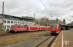 In Wuppertal-Steinbeck überholt 111 197 mit RE 10414 nach Aachen die am Bahnsteig wartende S 8 (1440 819) nach Mönchengladbach. (21.02.2020) <i>Foto: Wolfgang Bügel</i>