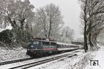 Den wohl einzigen Schneetag des Winters 2019/2020 im Rheinland musste man kurzentschlossen ausnutzen. Im leichten Schneetreiben ist TRI 110 469 mit dem NX-Ersatzzug RB 32428 (Köln Hbf - Wuppertal-Oberbarmen) bei Haan-Ellscheid unterwegs. (26.02.2020) <i>Foto: Joachim Bügel</i>