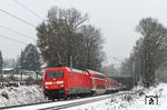 Auch der PbZ 2470 war heute nicht mit der üblichen Lok der Baureihe 120 bespannt. So rollt hier 101 084 vor dem diesmal nur aus Regiowagen bestehenden PbZ 2470 nach Dortmund durch den Schnee bei Haan-Ellscheid. (26.02.2020) <i>Foto: Joachim Bügel</i>